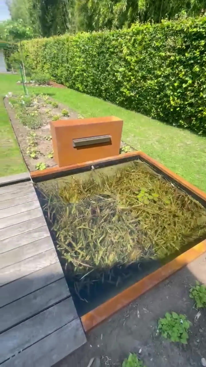 Video van een vijverrand in cortenstaal met overzetprofielen op maat