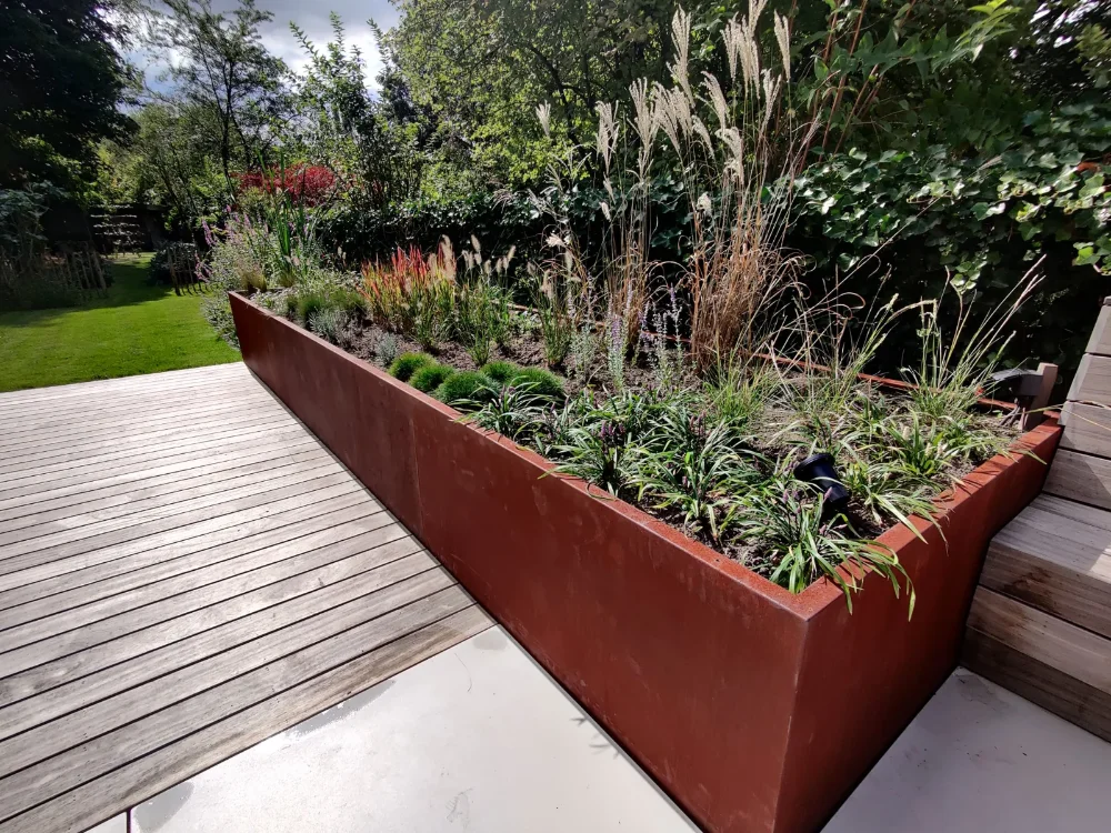 Cortenstalen plantenbak op een terras