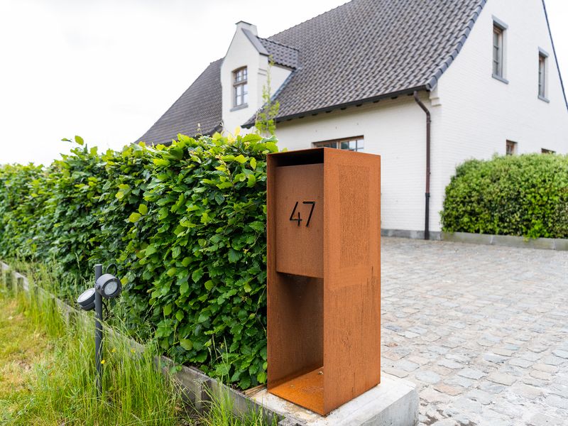 Boîte aux lettres sur pied en acier corten avec numéro