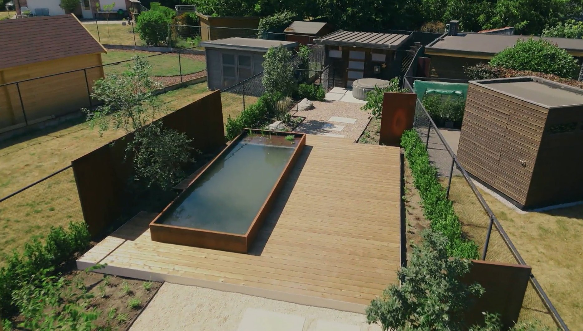 Luchtbeeld van de tuin uit Goed Geplant: houten terras met waterpartij, omringd door cortenstalen panelen
