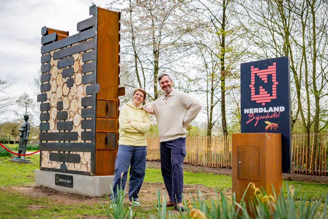XXL-bijenhotel in cortenstaal in de vorm van de Nerdland-N op Domein Puyenbroeck