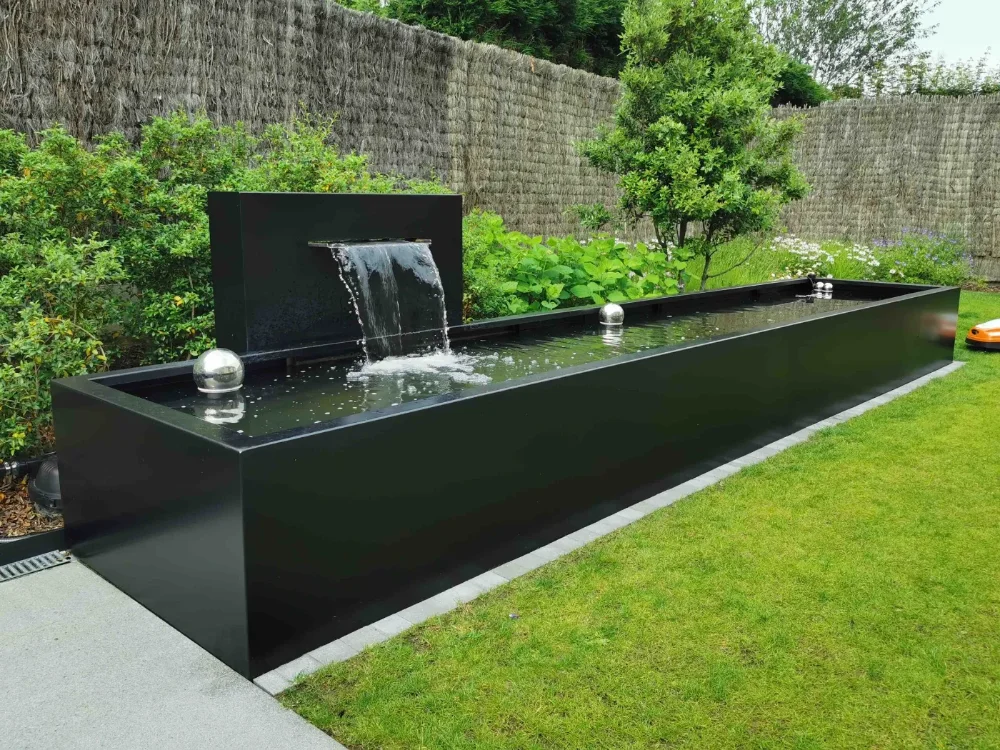 Zwarte watertafel met waterval in een tuin