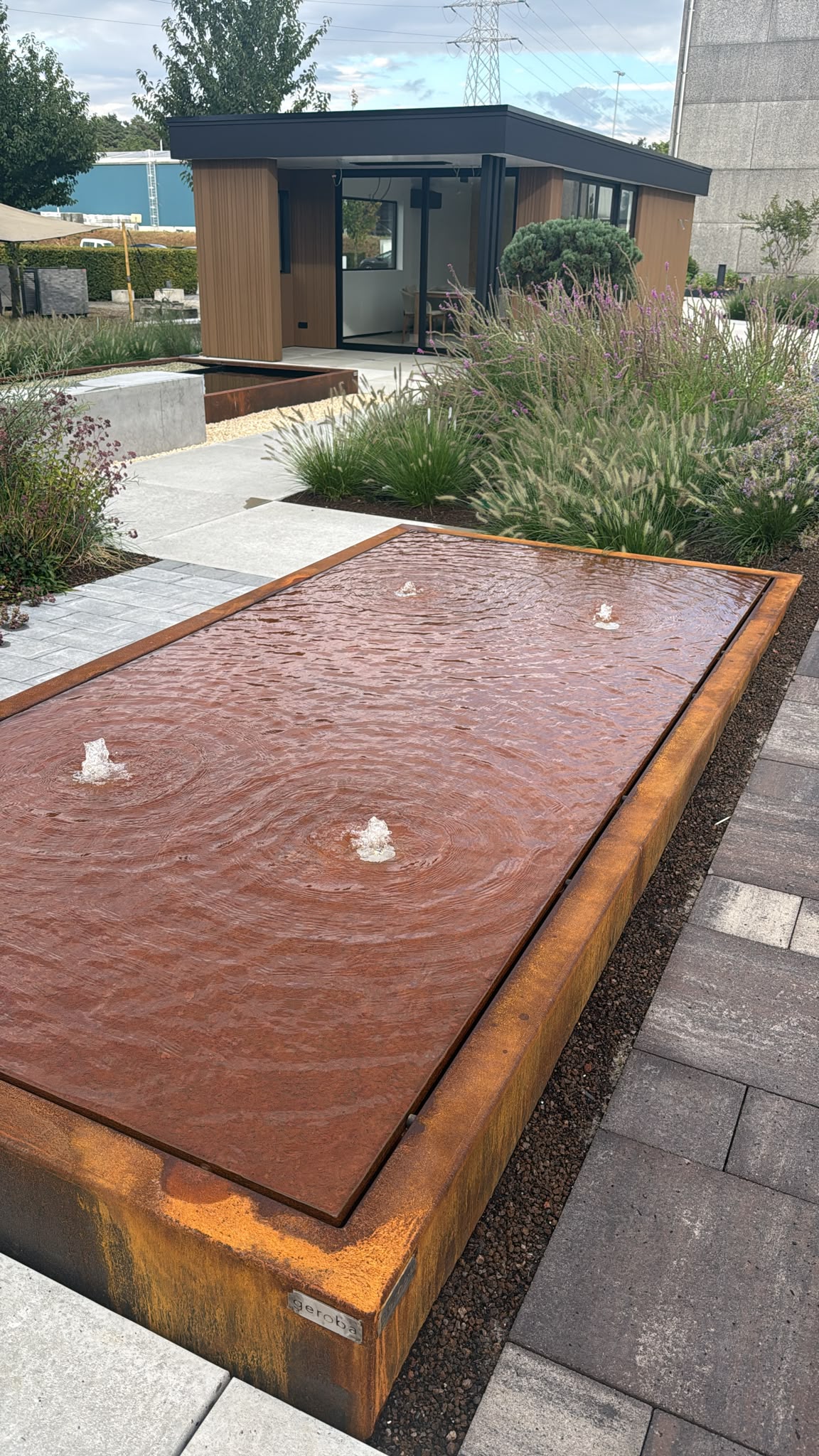 Corten stalen waterpartij van Geroba met naamplaat in de Ebema Outspiration belevingstuin