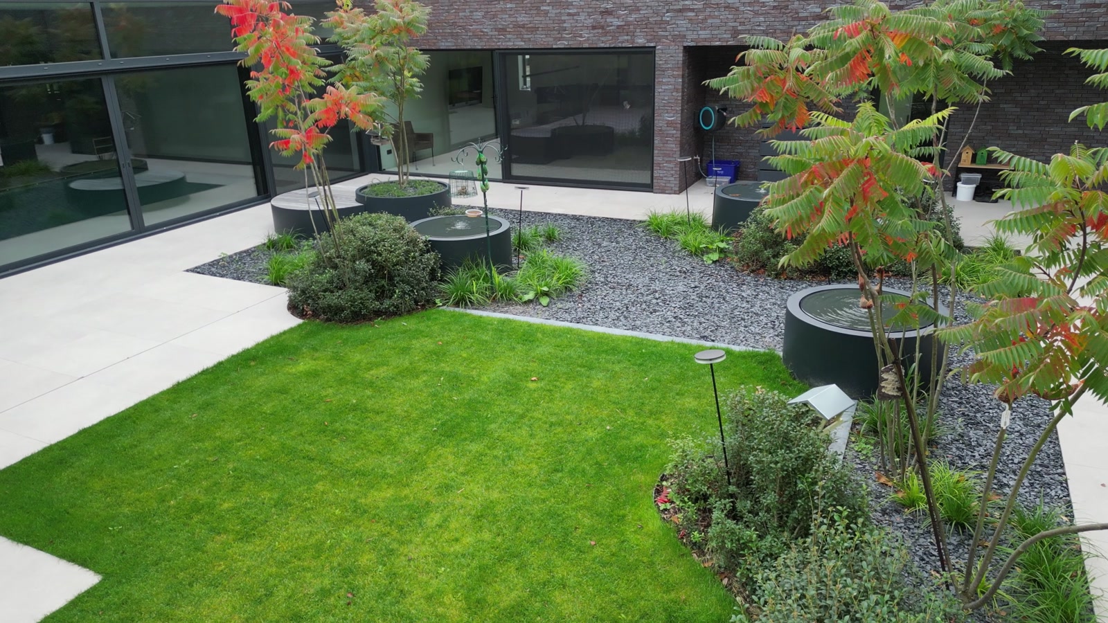 Tuin met Taula Ronda watertafels van Geroba, ontworpen door Tuinarchitectuur Roeland Vranckx