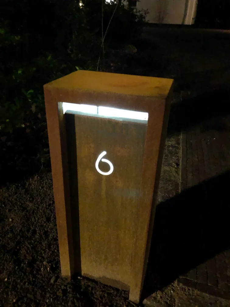 straatverlichting, betonnen paal, verlicht bord, nummer 6, outdoor badge