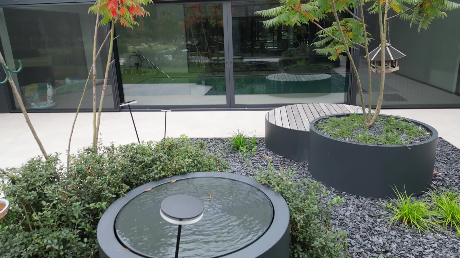 Ronde aluminium watertafel met fontein tussen de beplanting