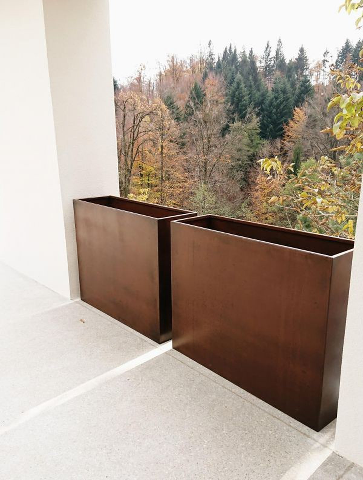 Artesa planter with bottom