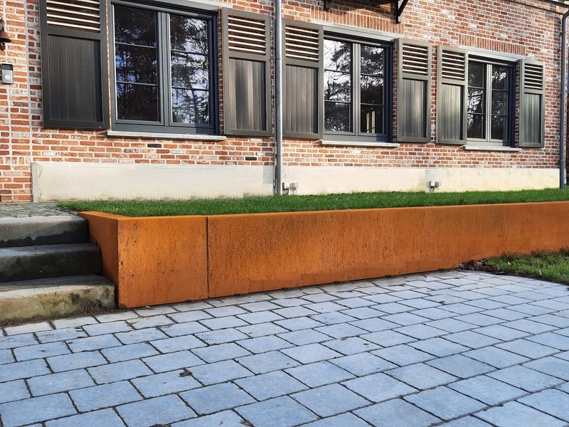 Mur de soutènement en acier corten le long d'une allée