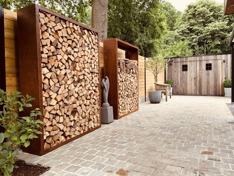 Stockage de bois en acier corten rempli de bûches