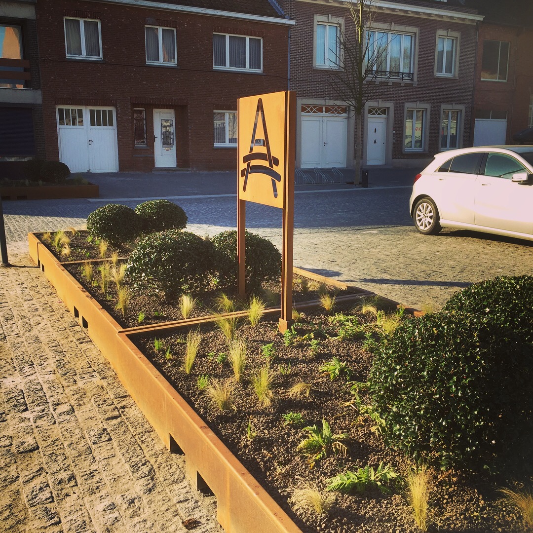 Cortenstalen afboording en plantvak met gemeentelijk symbool in Alken