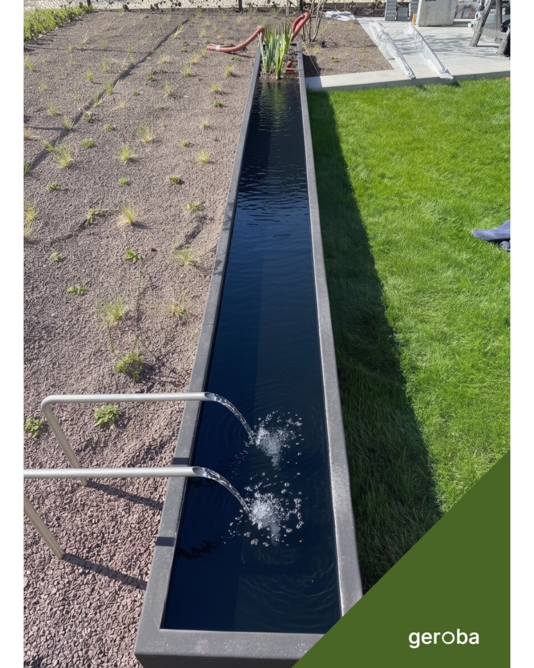 Strakke aluminium vijver op maat van meer dan 6 meter lang met biofilter en twee waterspuwers, door Geroba