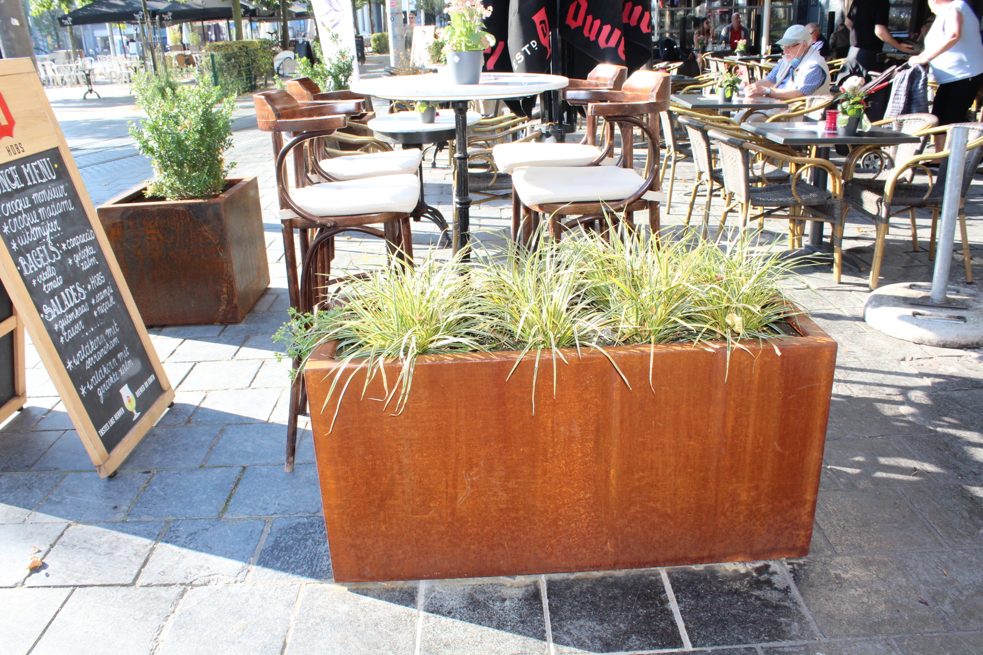 Artesa planter with bottom