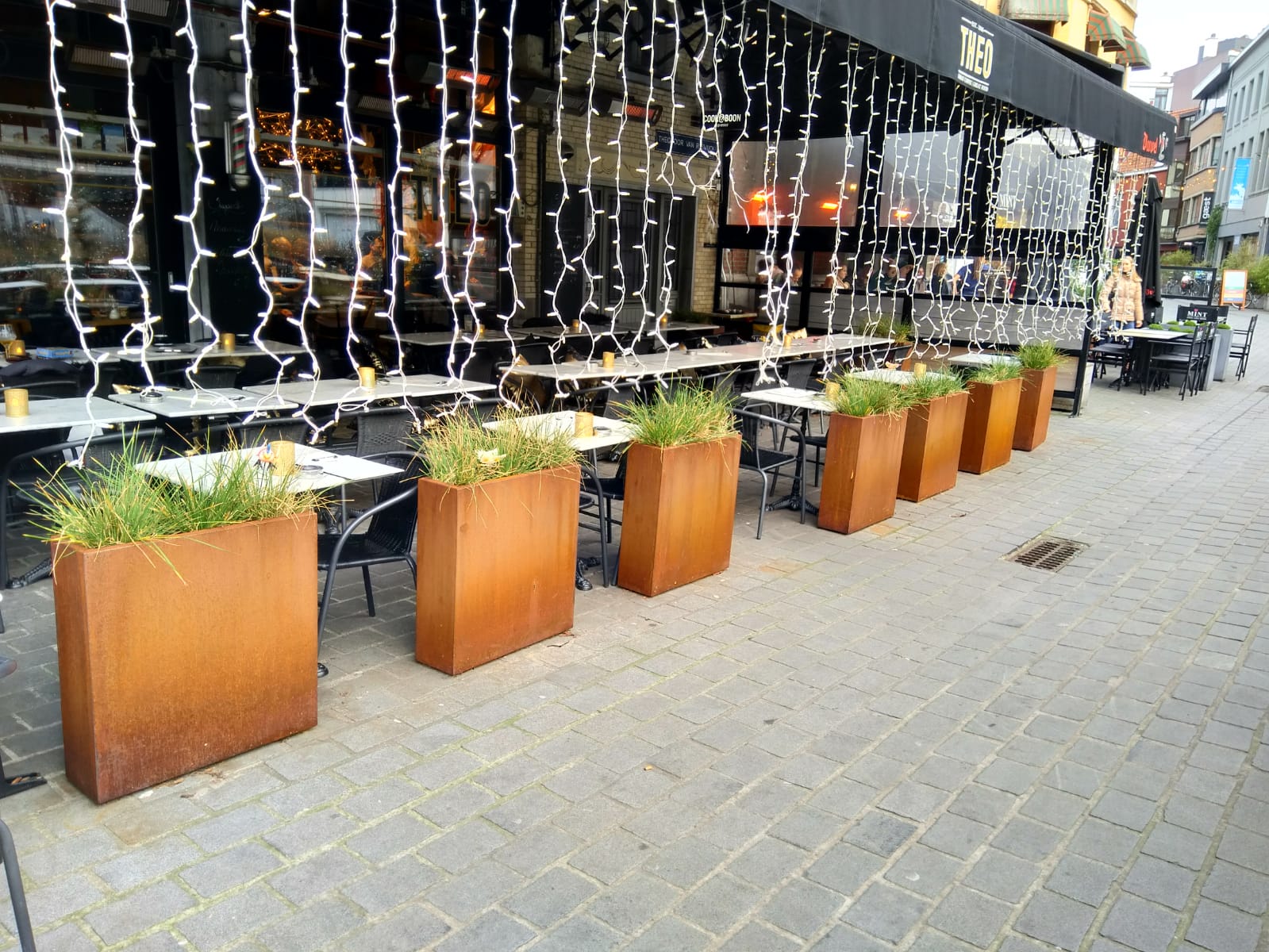 Artesa planter with bottom