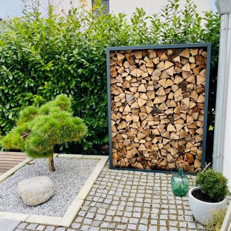 Egura houtopslag met achterwand