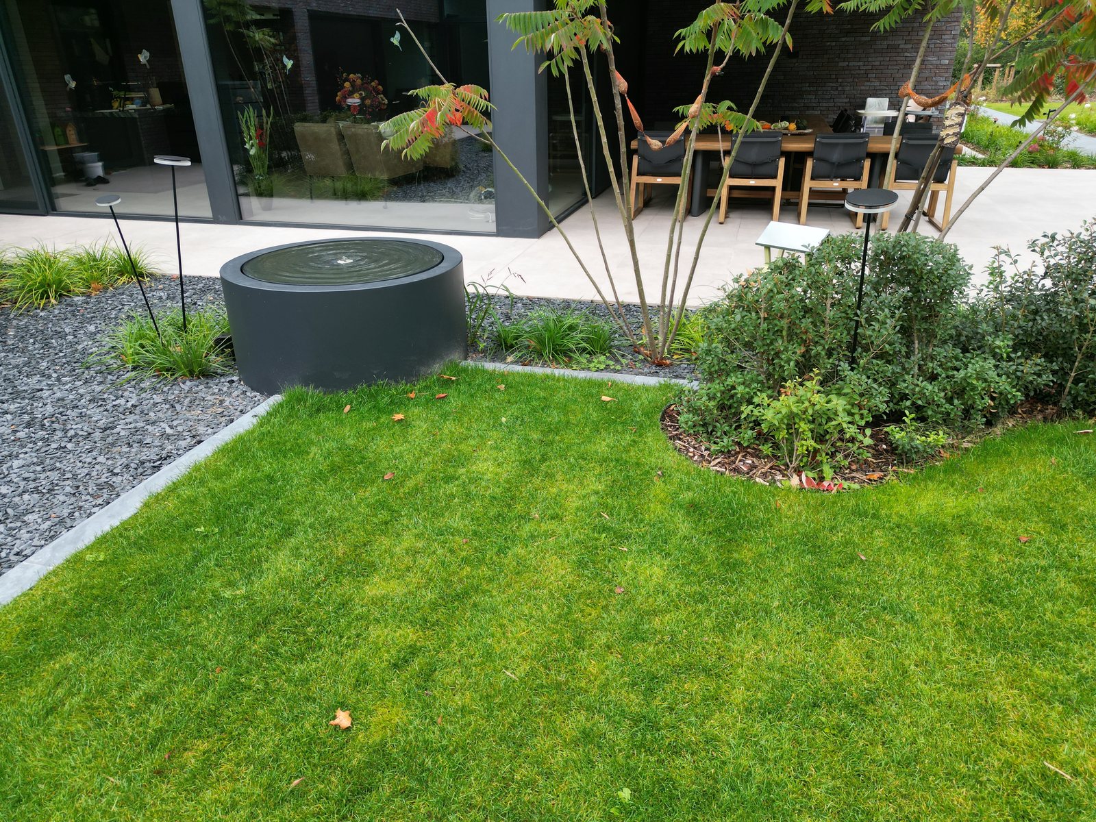 Luchtbeeld van de tuin met drie ronde watertafels van Geroba, ontworpen door Tuinarchitectuur Roeland Vranckx