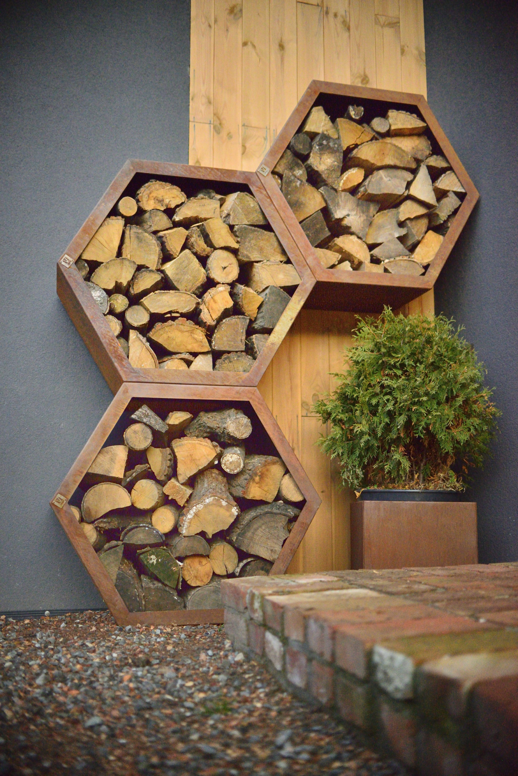 Honeycomc houtopslag cortenstaal honni