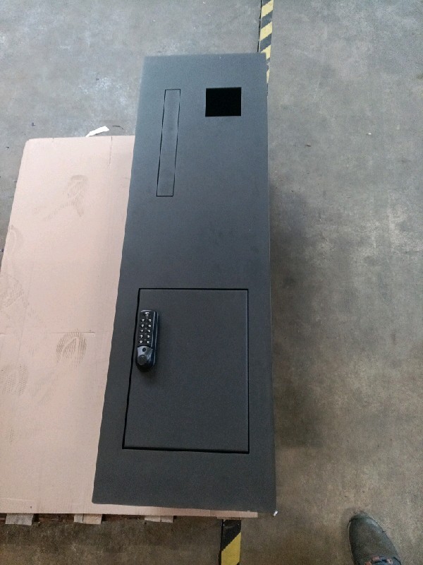 Brievenbus voor wandmontage - RAL 9005 - uitsparing voor videofoon - met schade