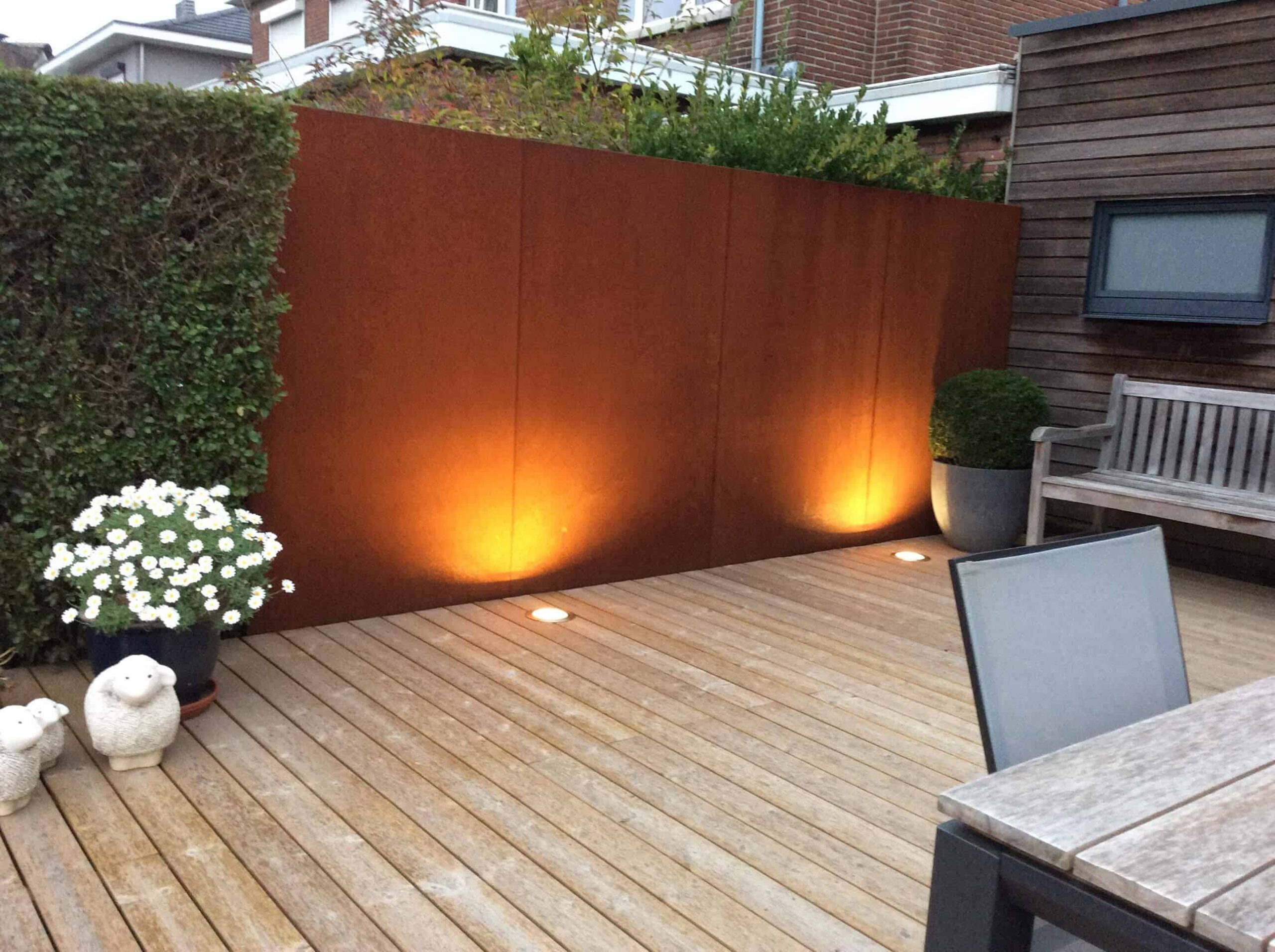 Cortenstalen muurelement als terrasafscheiding met sfeerverlichting