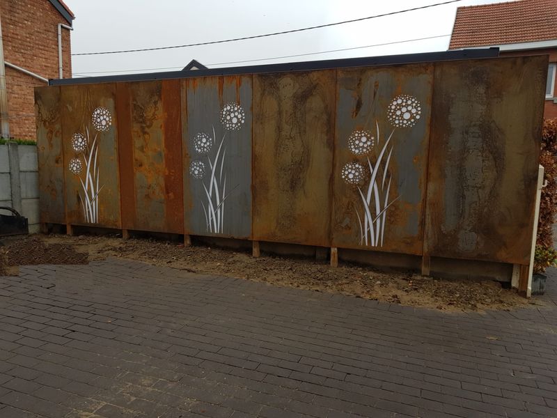 Clôture en acier corten avec motif découpé