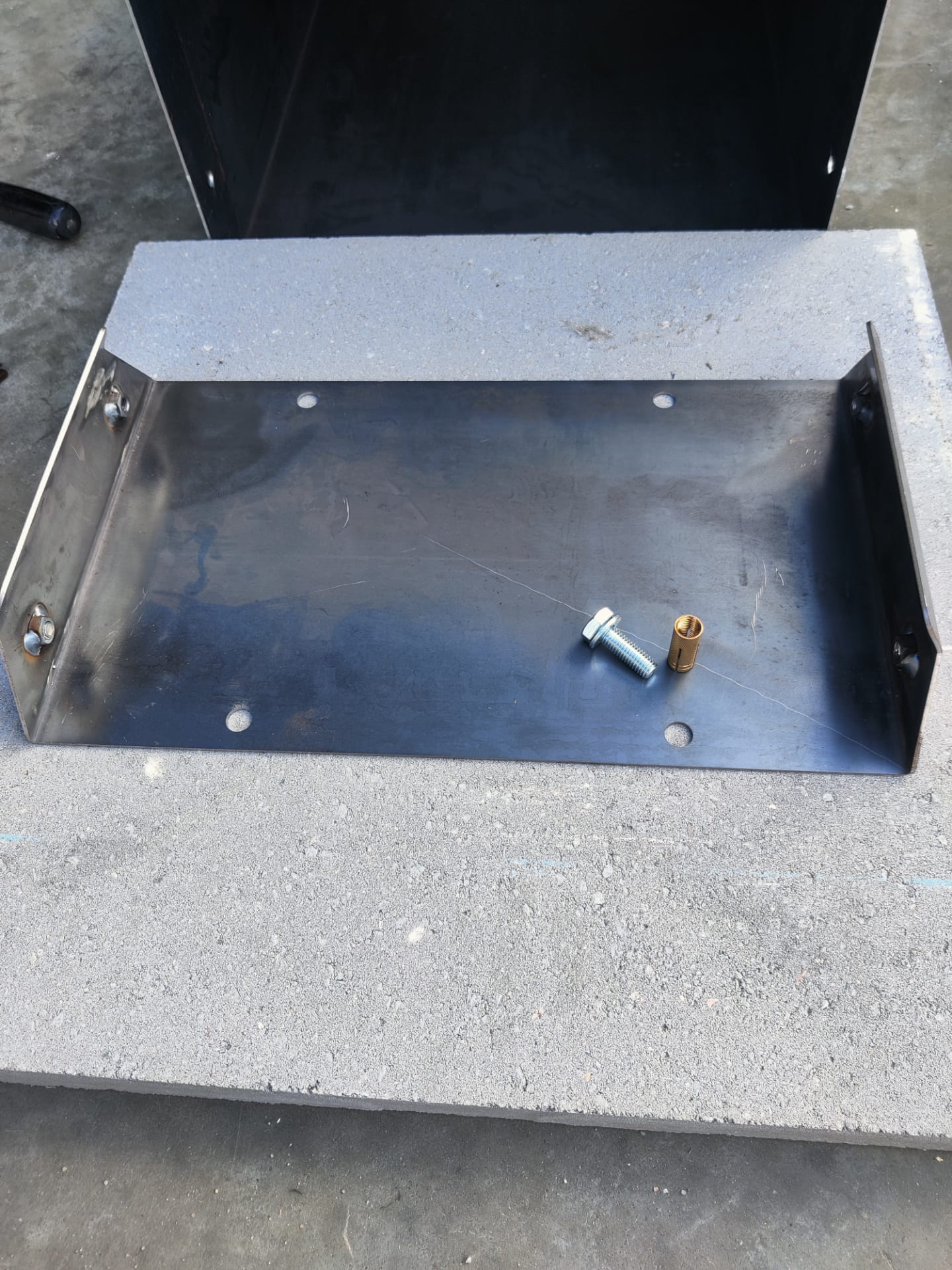 Betonsokkel voor brievenbus