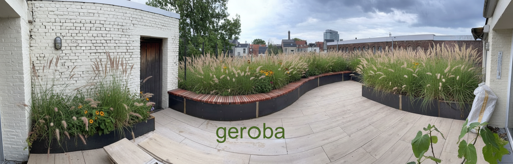 Gebogen zwarte tuinrand met siergrassen op een houten terras